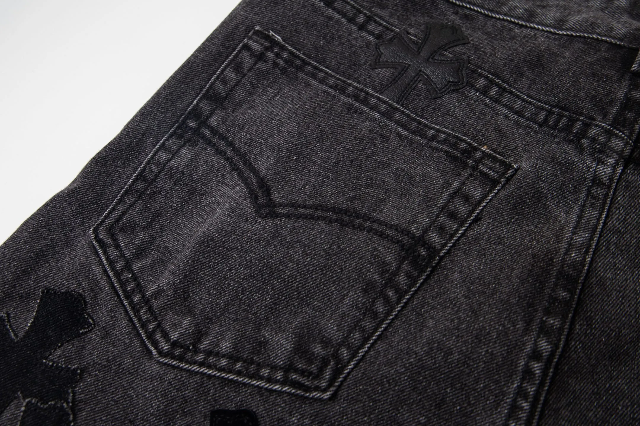 P290 Chrome Hearts Chrome Hearts Black Pinduo Black Leather Big Devil Cow King Jeans CH jeans need to be washed before being dismantled and hand-stitched with sheepskin cross leather and then spliced to complete. The whole piece has too much craftsmanship to describe. About Chrome Hearts This is an extremely luxurious fashion brand that can also be called the nobility of the high street. It has always been an exclusive brand for some hipsters or the second generation of rich people. Compared with ordinary high streets, it is more luxurious and noble. Compared with luxury brands, it has a more fashionable personality. It has always been a brand that I have a special liking for. Style number: 1769# Color: black Size: 28 30 32 34 36